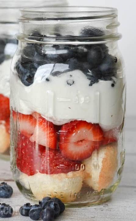 19 Easy Patriotic Desserts 21 RedWhiteBlueMasonJarDessert 1