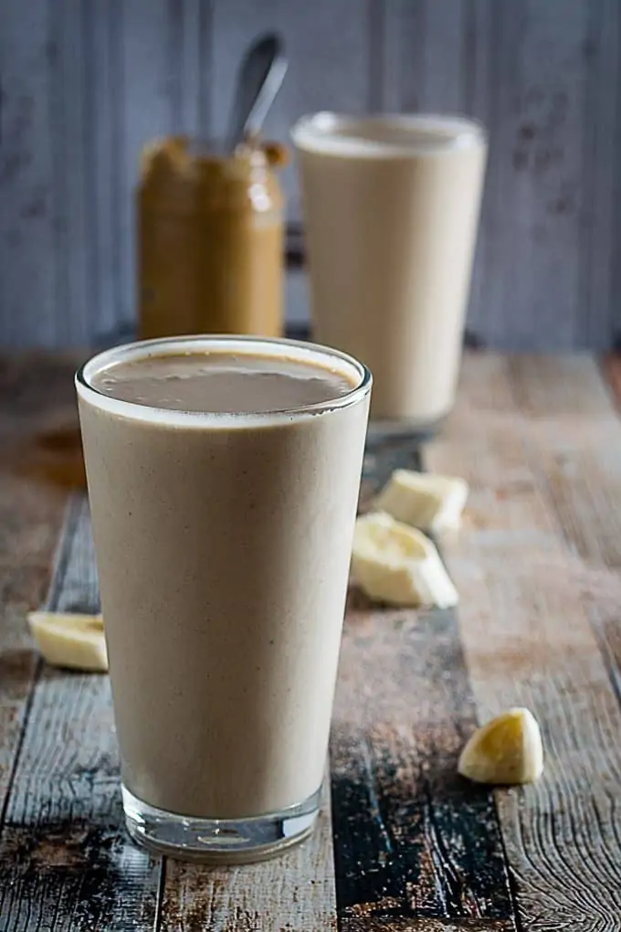 A hearty selection of protein-packed, calorie-dense breakfast options such as oatmeal, eggs, and smoothies, ideal for boosting muscle growth and energy levels.